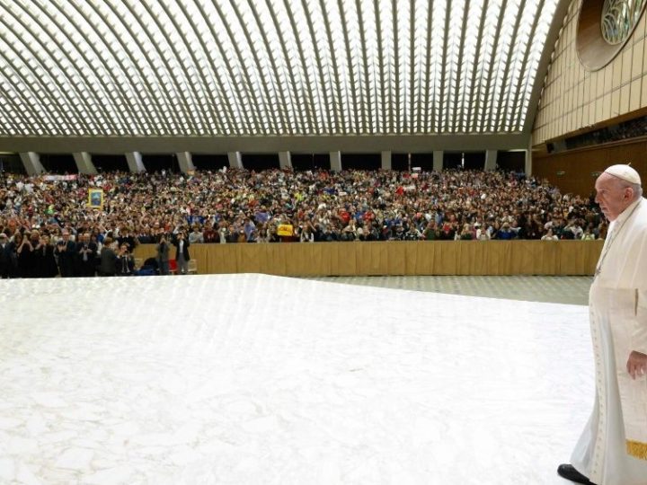Papa Francesco agli studenti: «Diventate poeti di pace»