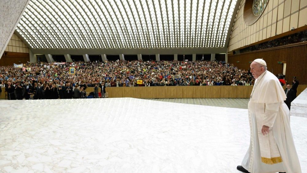 Papa Francesco agli studenti: «Diventate poeti di pace»