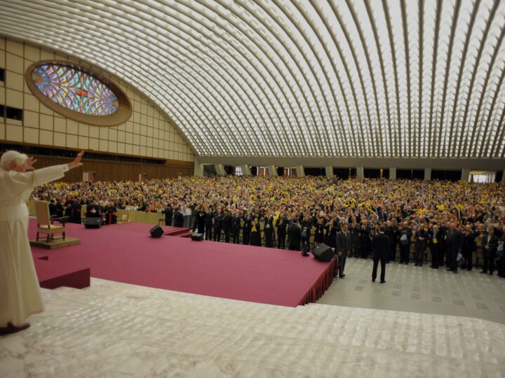 Benedetto XVI: IdR, Voi date un’anima alla scuola!