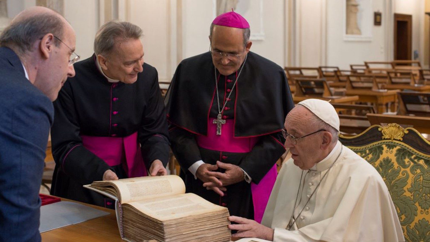 Il Papa: la letteratura apre agli altri